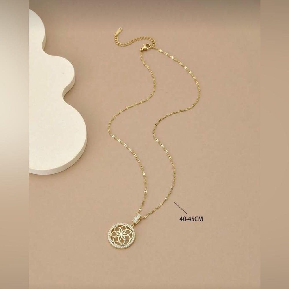 Gold‎ Tone Pendant Necklace - Picture 3 of 3